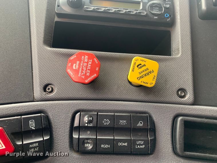 image for item LI9161 2016 Freightliner Cascadia  semi truck