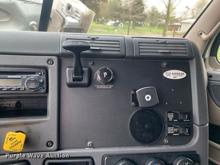 image for item LI9161 2016 Freightliner Cascadia  semi truck