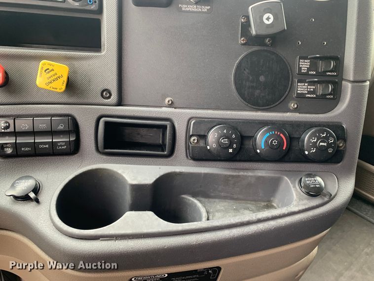 image for item LI9161 2016 Freightliner Cascadia  semi truck