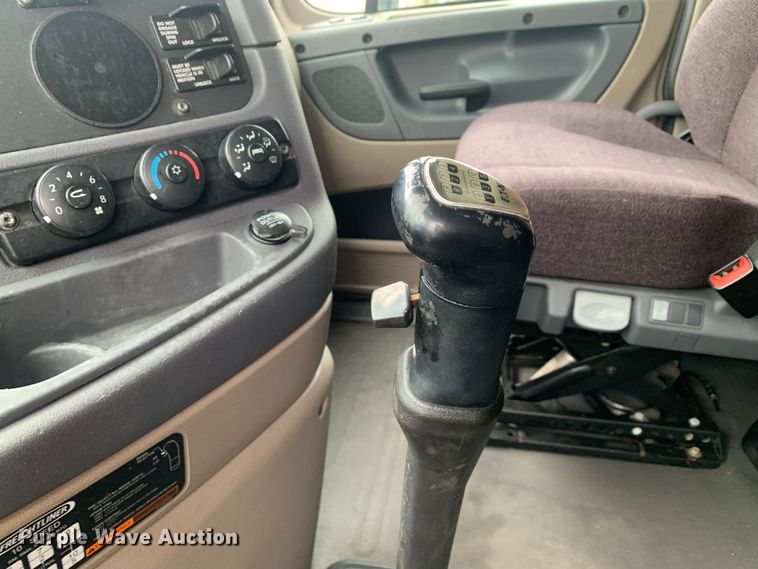 image for item LI9161 2016 Freightliner Cascadia  semi truck