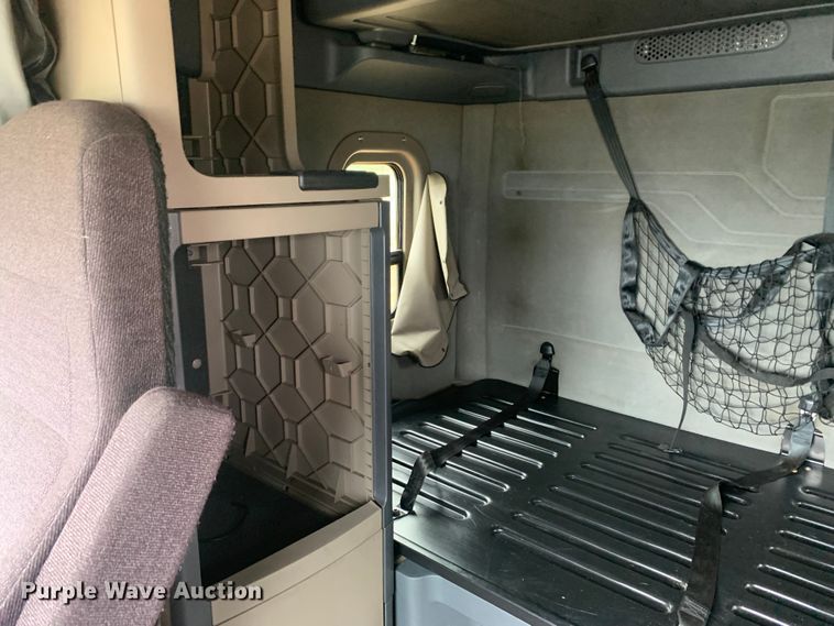 image for item LI9161 2016 Freightliner Cascadia  semi truck