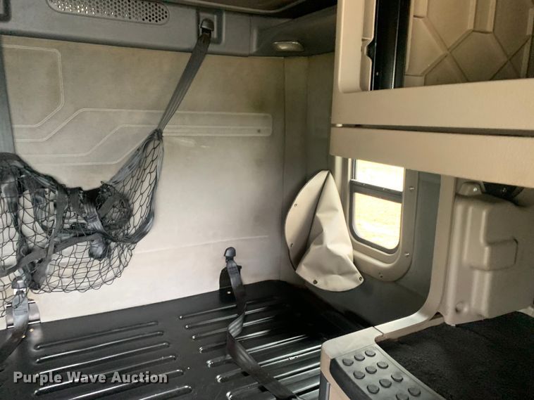 image for item LI9161 2016 Freightliner Cascadia  semi truck