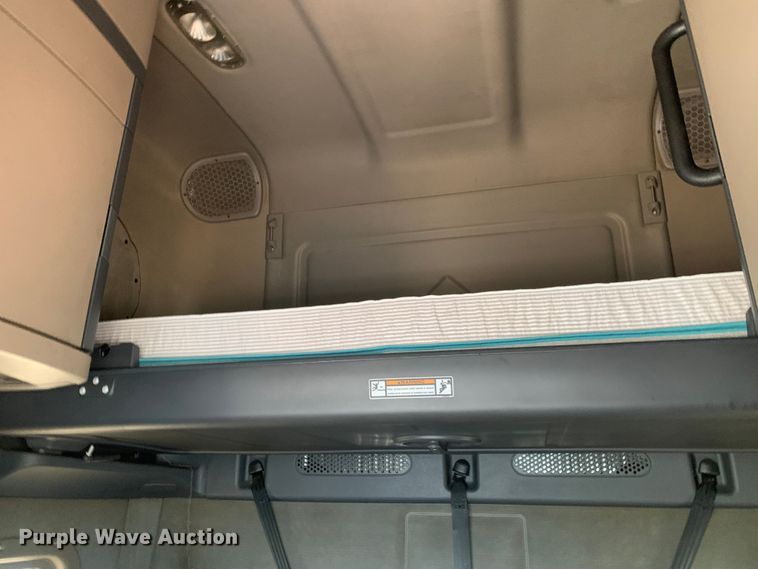 image for item LI9161 2016 Freightliner Cascadia  semi truck