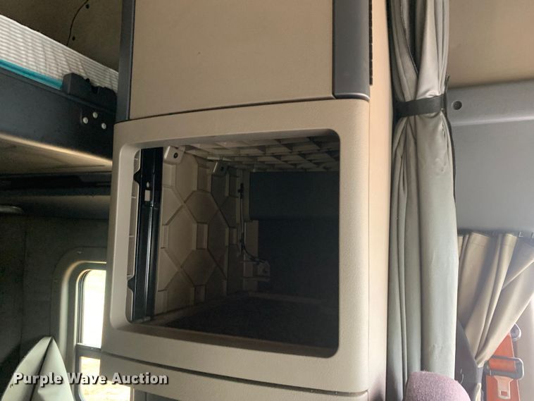 image for item LI9161 2016 Freightliner Cascadia  semi truck