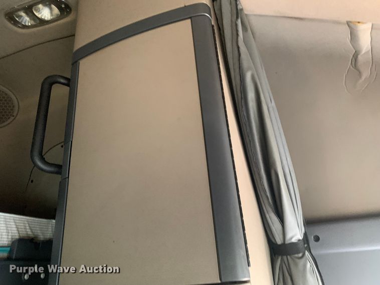 image for item LI9161 2016 Freightliner Cascadia  semi truck