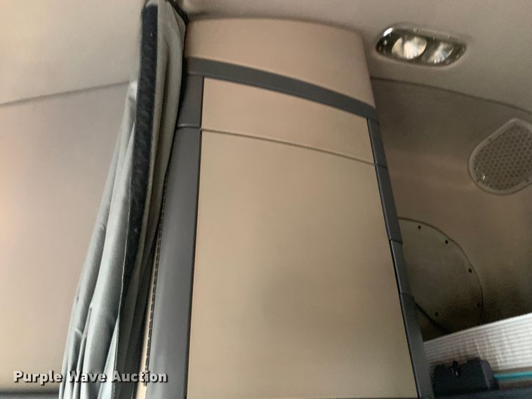 image for item LI9161 2016 Freightliner Cascadia  semi truck