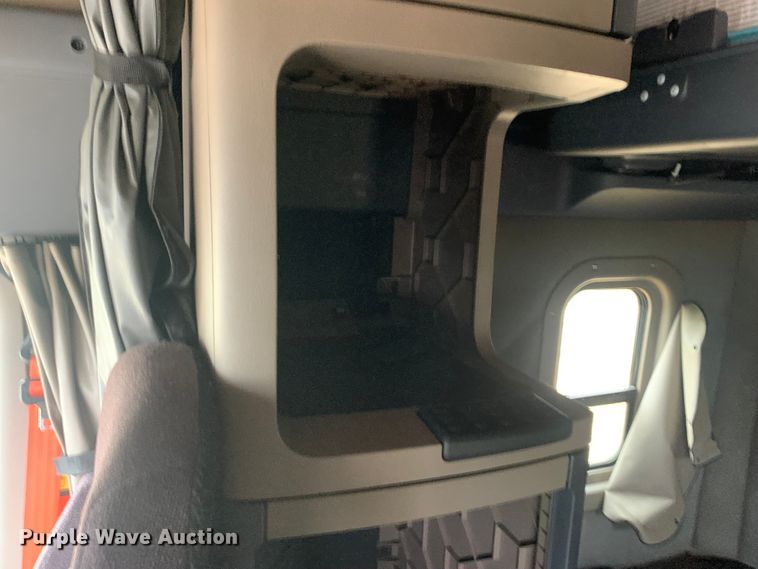 image for item LI9161 2016 Freightliner Cascadia  semi truck