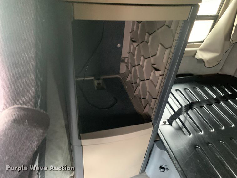 image for item LI9161 2016 Freightliner Cascadia  semi truck