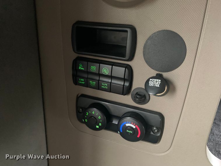 image for item LI9161 2016 Freightliner Cascadia  semi truck