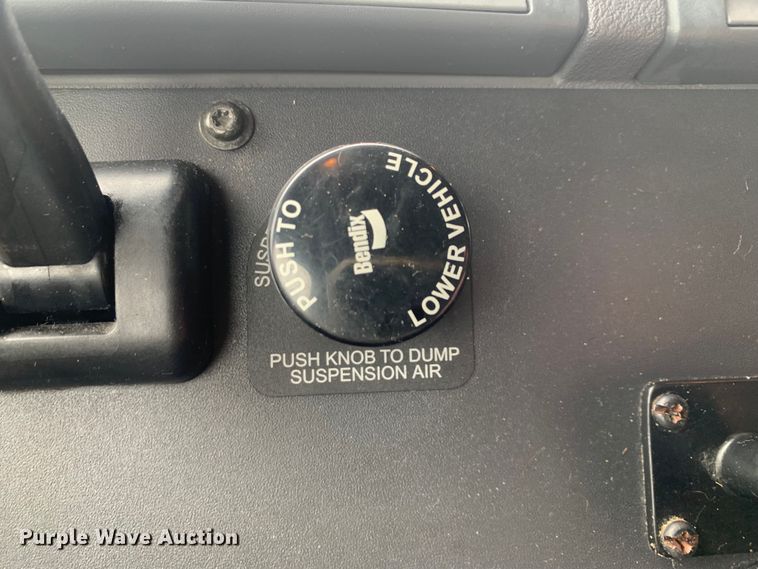 image for item LI9161 2016 Freightliner Cascadia  semi truck