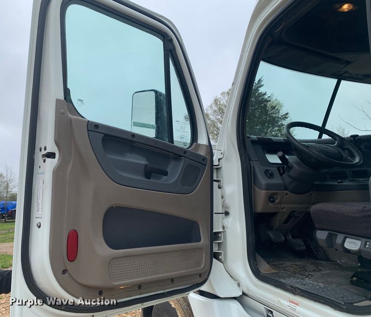 image for item LI9161 2016 Freightliner Cascadia  semi truck