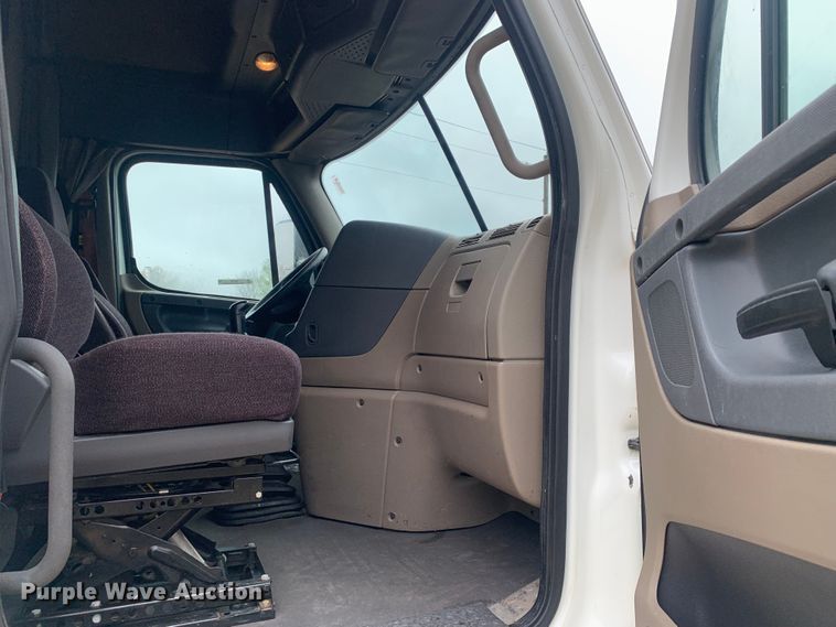 image for item LI9161 2016 Freightliner Cascadia  semi truck