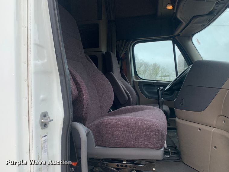 image for item LI9161 2016 Freightliner Cascadia  semi truck