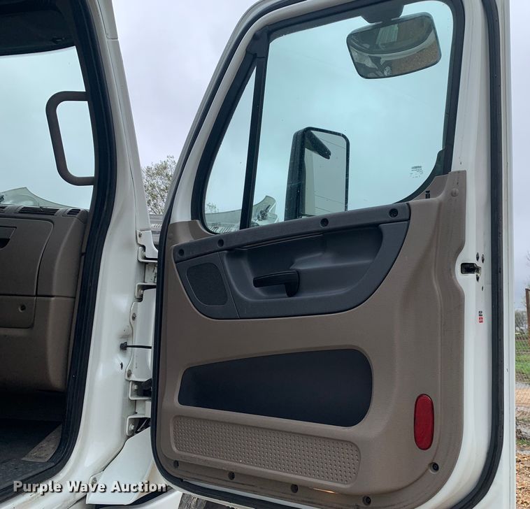 image for item LI9161 2016 Freightliner Cascadia  semi truck