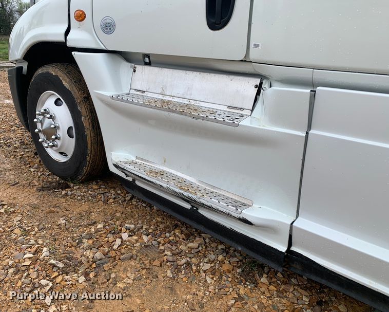 image for item LI9161 2016 Freightliner Cascadia  semi truck