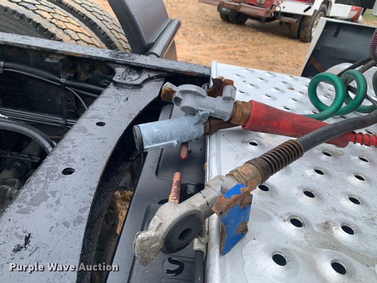 image for item LI9161 2016 Freightliner Cascadia  semi truck