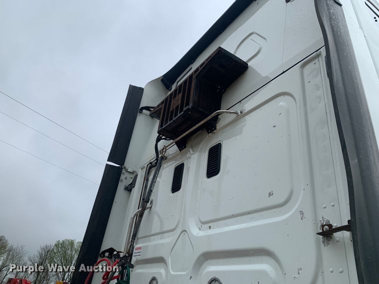 image for item LI9161 2016 Freightliner Cascadia  semi truck