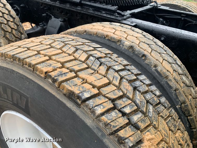 image for item LI9161 2016 Freightliner Cascadia  semi truck