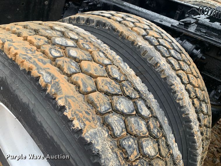 image for item LI9161 2016 Freightliner Cascadia  semi truck