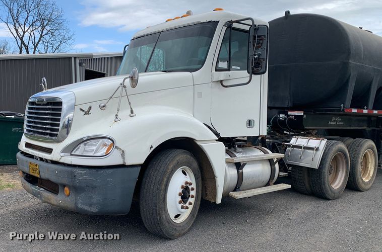 image for item LI9218 2006 Freightliner Columbia  semi truck