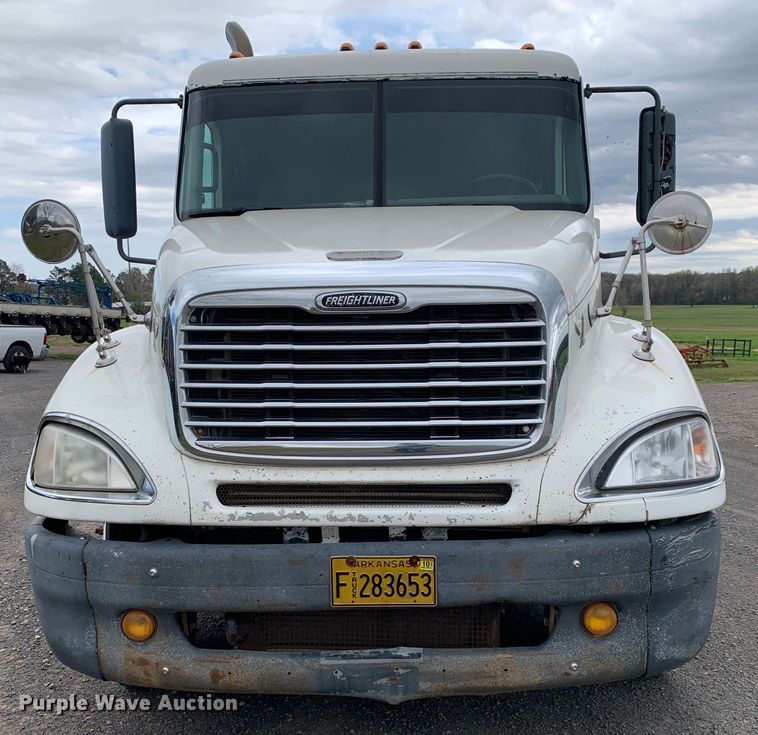 image for item LI9218 2006 Freightliner Columbia  semi truck