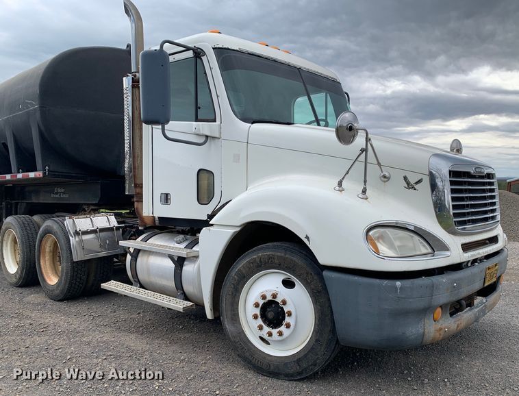 image for item LI9218 2006 Freightliner Columbia  semi truck