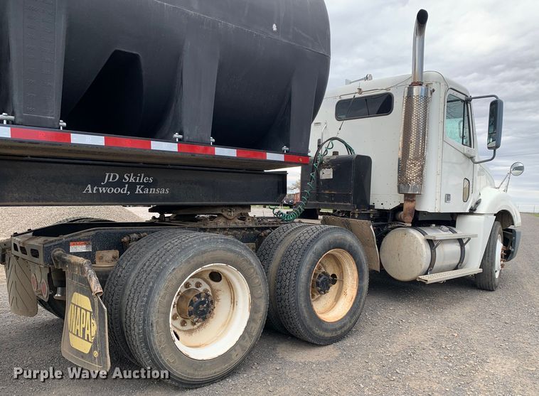 image for item LI9218 2006 Freightliner Columbia  semi truck