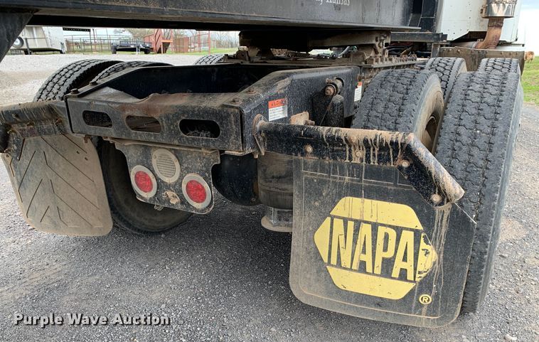 image for item LI9218 2006 Freightliner Columbia  semi truck