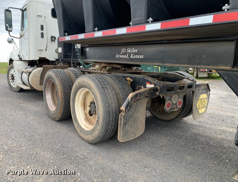 image for item LI9218 2006 Freightliner Columbia  semi truck