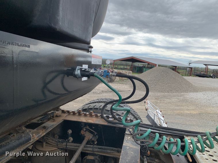 image for item LI9218 2006 Freightliner Columbia  semi truck