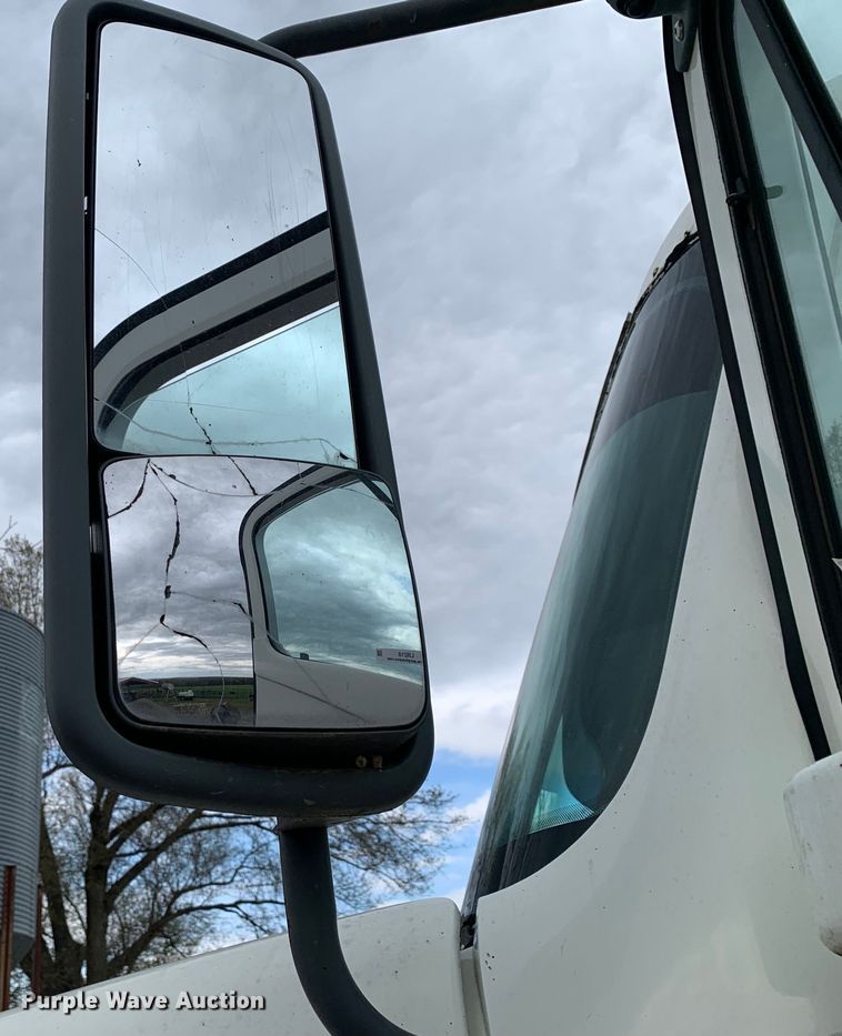 image for item LI9218 2006 Freightliner Columbia  semi truck