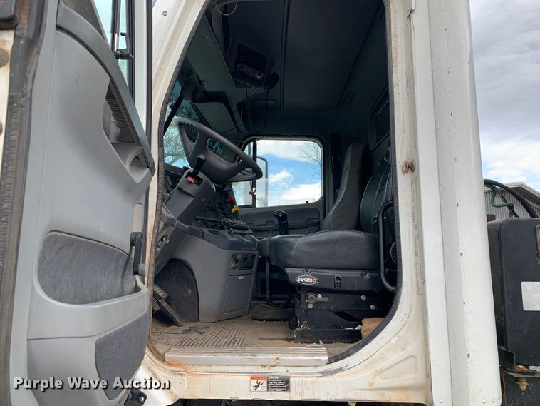 image for item LI9218 2006 Freightliner Columbia  semi truck