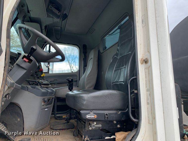 image for item LI9218 2006 Freightliner Columbia  semi truck