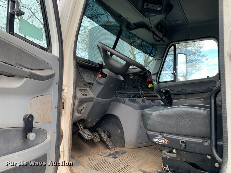 image for item LI9218 2006 Freightliner Columbia  semi truck