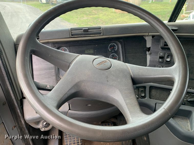 image for item LI9218 2006 Freightliner Columbia  semi truck