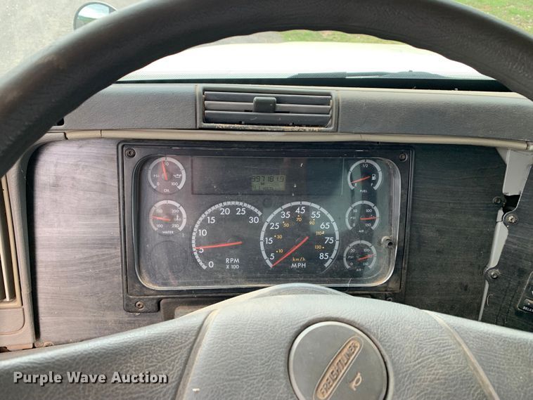 image for item LI9218 2006 Freightliner Columbia  semi truck