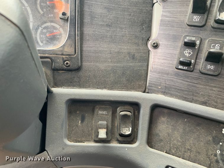 image for item LI9218 2006 Freightliner Columbia  semi truck