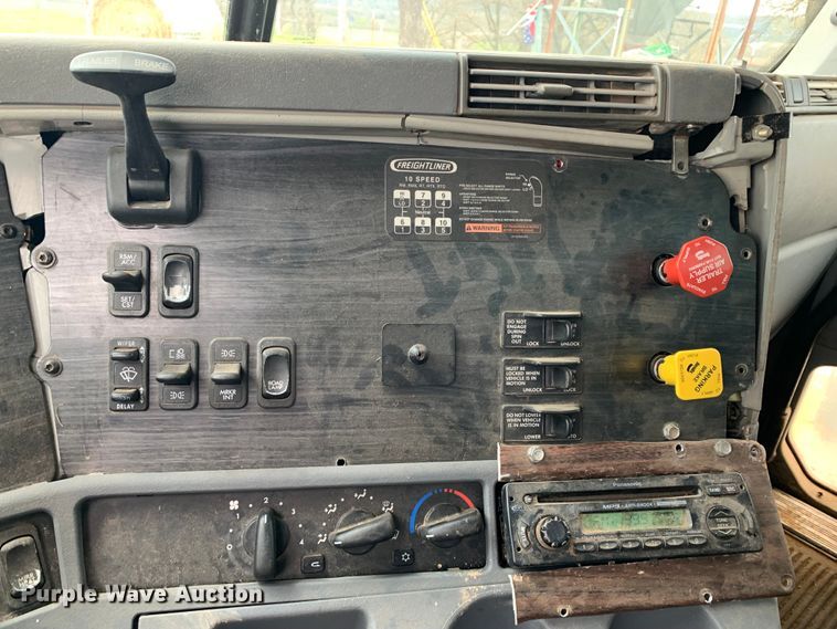 image for item LI9218 2006 Freightliner Columbia  semi truck