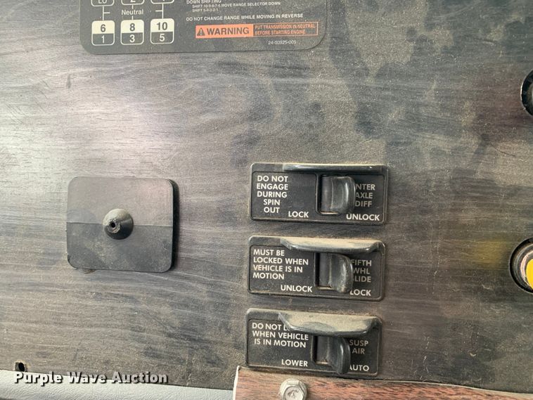 image for item LI9218 2006 Freightliner Columbia  semi truck