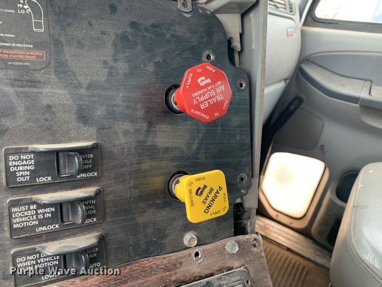 image for item LI9218 2006 Freightliner Columbia  semi truck