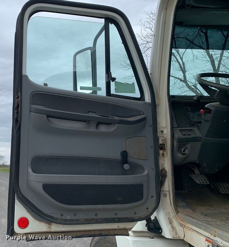 image for item LI9218 2006 Freightliner Columbia  semi truck