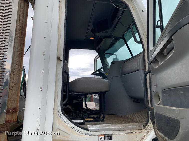 image for item LI9218 2006 Freightliner Columbia  semi truck