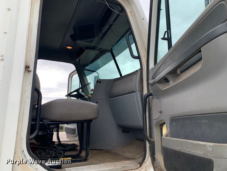 image for item LI9218 2006 Freightliner Columbia  semi truck