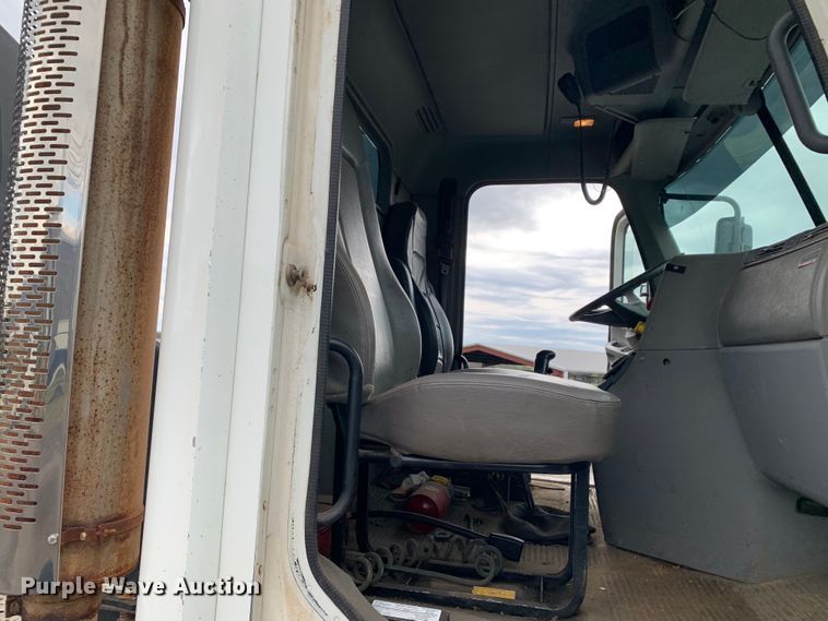 image for item LI9218 2006 Freightliner Columbia  semi truck