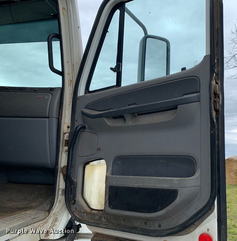 image for item LI9218 2006 Freightliner Columbia  semi truck