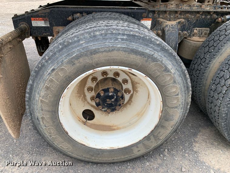 image for item LI9218 2006 Freightliner Columbia  semi truck