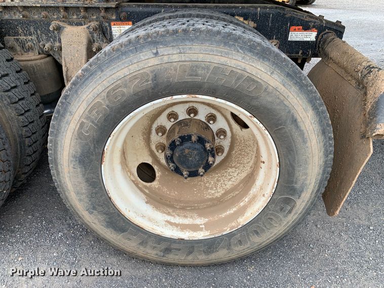 image for item LI9218 2006 Freightliner Columbia  semi truck