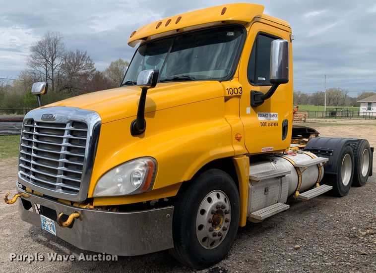 image for item LI9223 2011 Freightliner Cascadia  semi truck