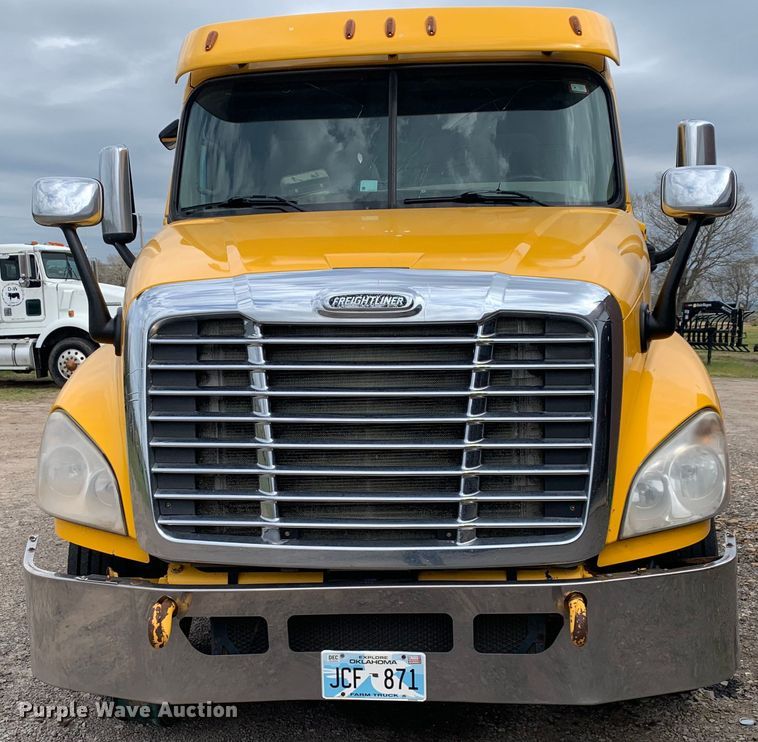 image for item LI9223 2011 Freightliner Cascadia  semi truck