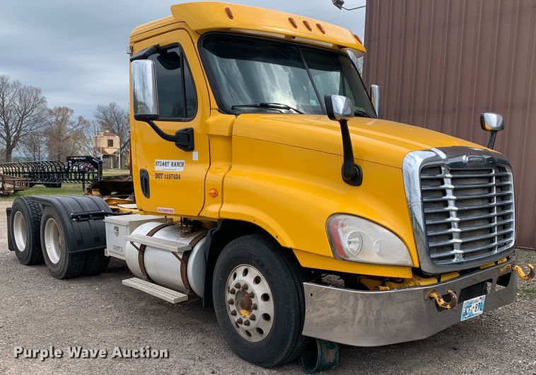 image for item LI9223 2011 Freightliner Cascadia  semi truck